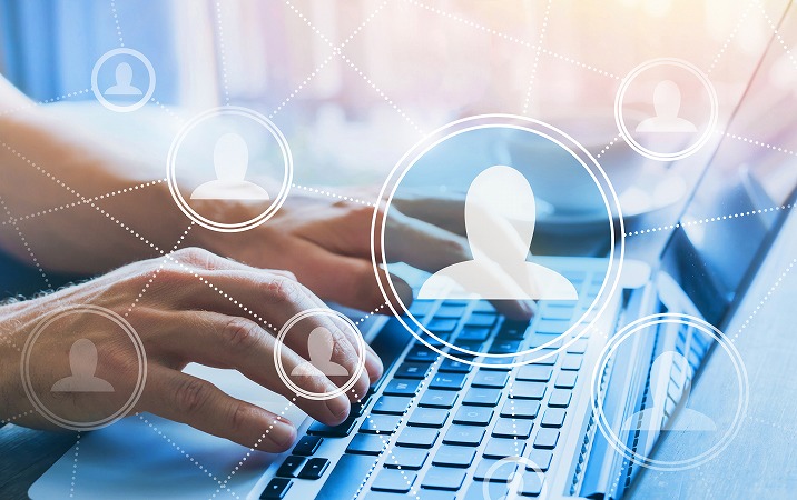 パソコンを操作する手と人型アイコン